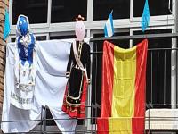 BALCÓN DECORADO CON EL TRAJE DE LA CIUDAD DE LA CERÁMICA  Y COMARCA